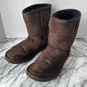 Ugg women’s classic II short shearling boot dark brown burnt cedar size 8